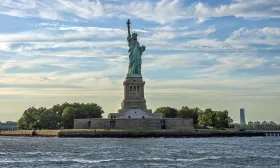 Θέα του Αγάλματος της Ελευθερίας από το φέρι του Staten Island