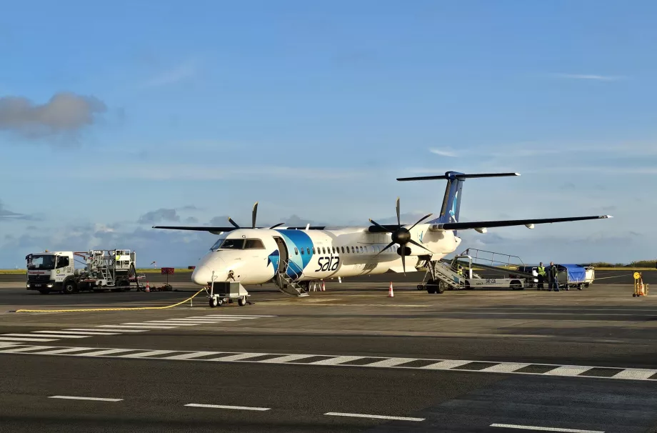 Dash 8 q-400 στο αεροδρόμιο Ponta Delgada