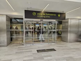 Αίθουσα αναμονής καπνιστών στην περιοχή διέλευσης, Αεροδρόμιο Λισαβόνας