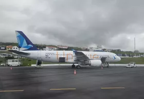 Azores Airlines, Airbus A320 με την επιγραφή "Unique"