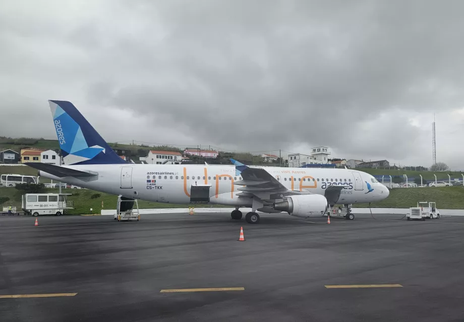 Azores Airlines, Airbus A320 με την επιγραφή "Unique"