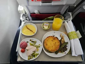 Μεσημεριανό γεύμα σε business class σε πτήση στην Ευρώπη