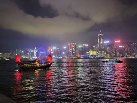 Θέα του νησιού Χονγκ Κονγκ από τον παραλιακό δρόμο του TST