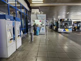 Αυτόματοι πωλητές και εκδοτήριο εισιτηρίων στη στάση του λεωφορείου, Αεροδρόμιο Αθηνών
