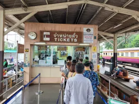 Γραφείο εισιτηρίων στο σταθμό Thonburi