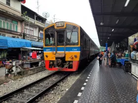 Τρένο προς σταθμό Wongwian Yai