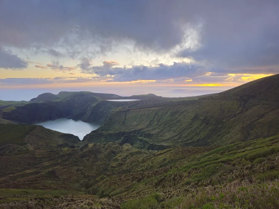 Miradouro Lagoas Funda e Rasa στο ηλιοβασίλεμα