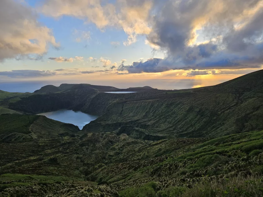 Miradouro Lagoas Funda e Rasa στο ηλιοβασίλεμα