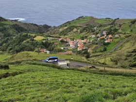Λεωφορείο πάνω από το χωριό Lajedo