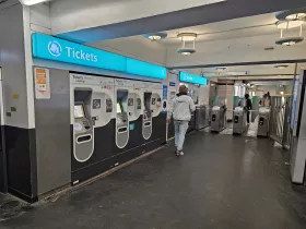Υπάρχουν μηχανήματα έκδοσης εισιτηρίων σε κάθε σταθμό του μετρό
