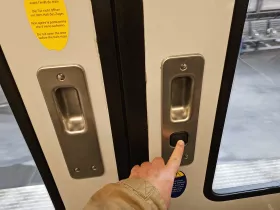 Μαύρο κουμπί απελευθέρωσης πόρτας σε ορισμένα σετ RER
