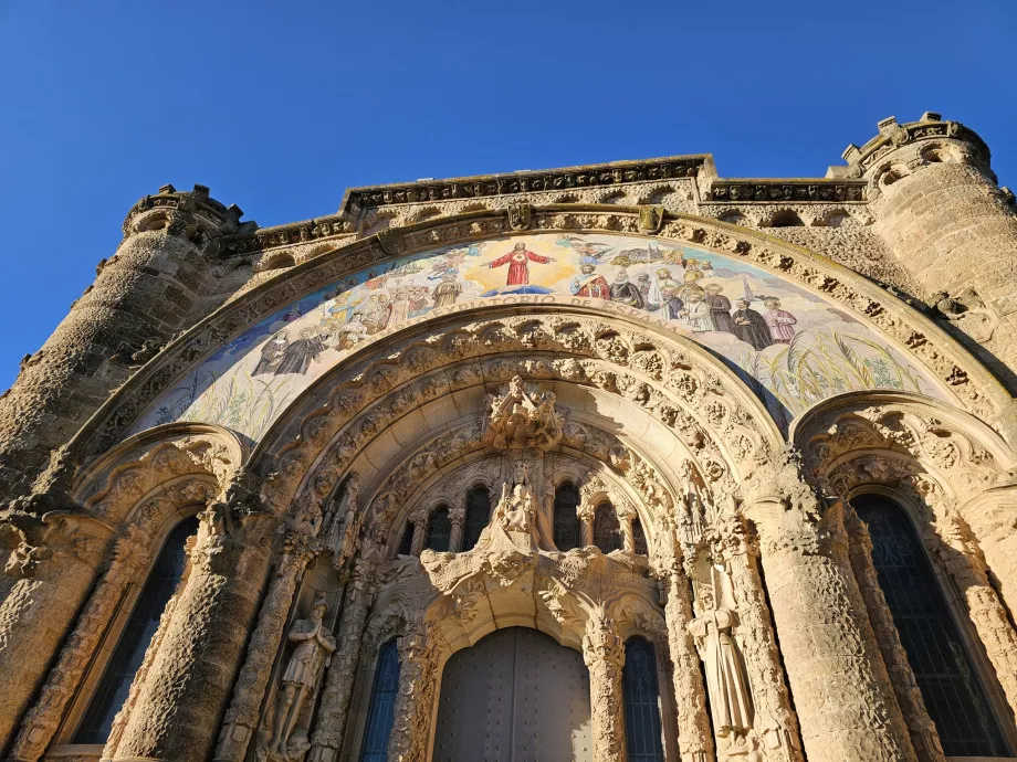 Λεπτομέρεια της πύλης του ναού Tibidabo