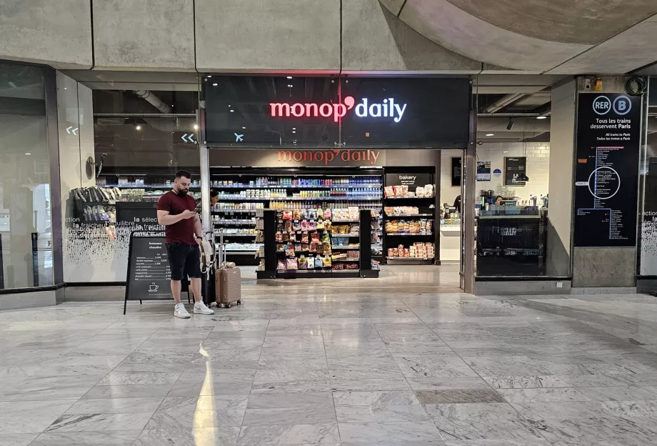 Minimarket δίπλα στο σιδηροδρομικό σταθμό