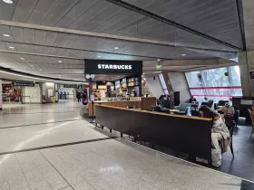 Starbucks, Αεροσταθμός 1, δημόσιος χώρος