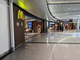 McDonald's, Αεροσταθμός 1, δημόσιος χώρος