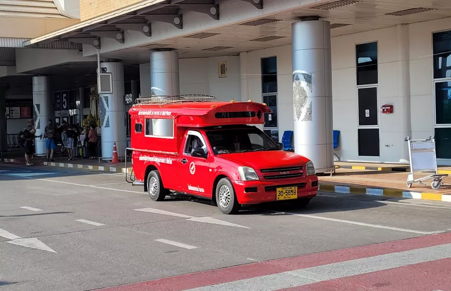 Songhtaew μπροστά από τον τερματικό σταθμό CNX