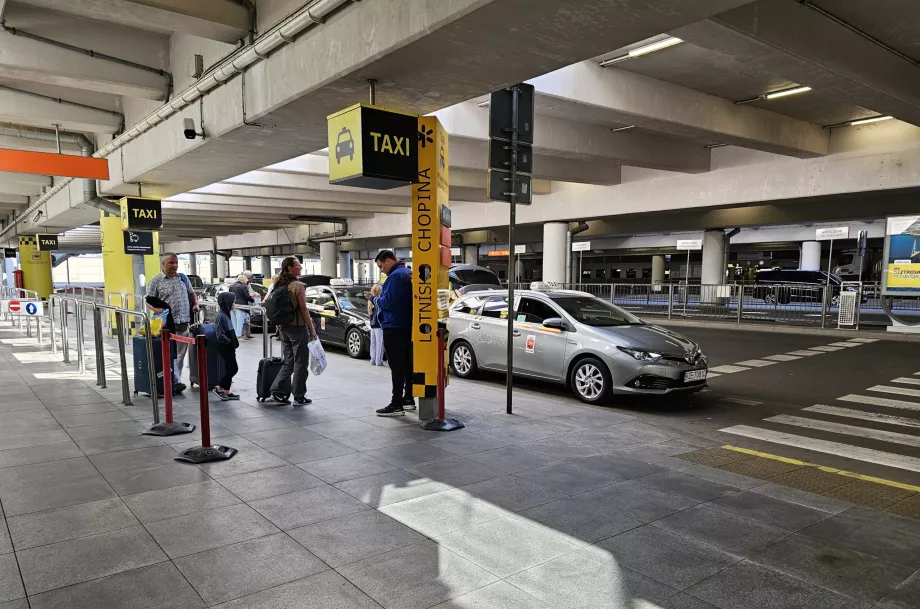 Στάση ταξί μπροστά από την αίθουσα αφίξεων