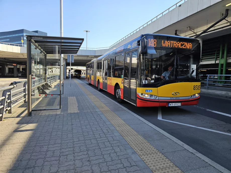 Γραμμή λεωφορείου 148 μπροστά από την αίθουσα αφίξεων