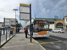 Στάση λεωφορείου 15 προς το αεροδρόμιο μπροστά από το σταθμό Mestre