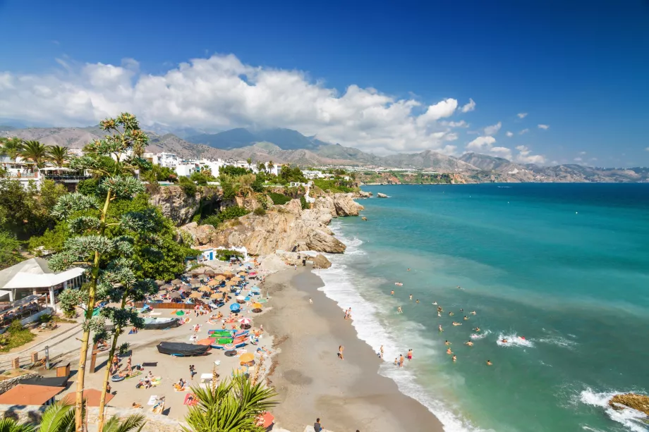 Η βραχώδης ακτή της Nerja