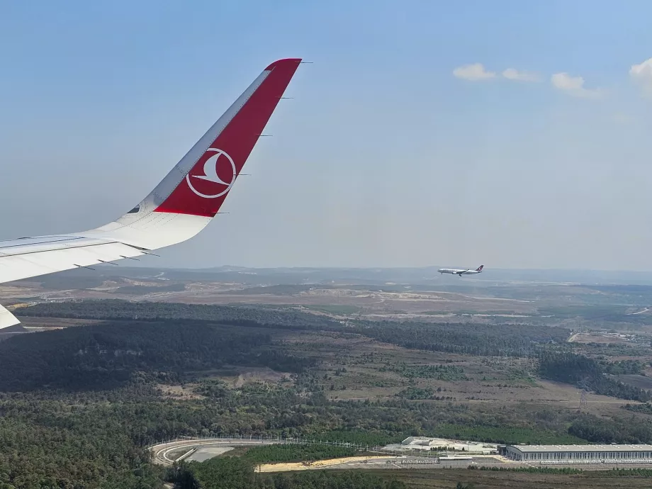 Παράλληλη προσγείωση της Turkish Airlines