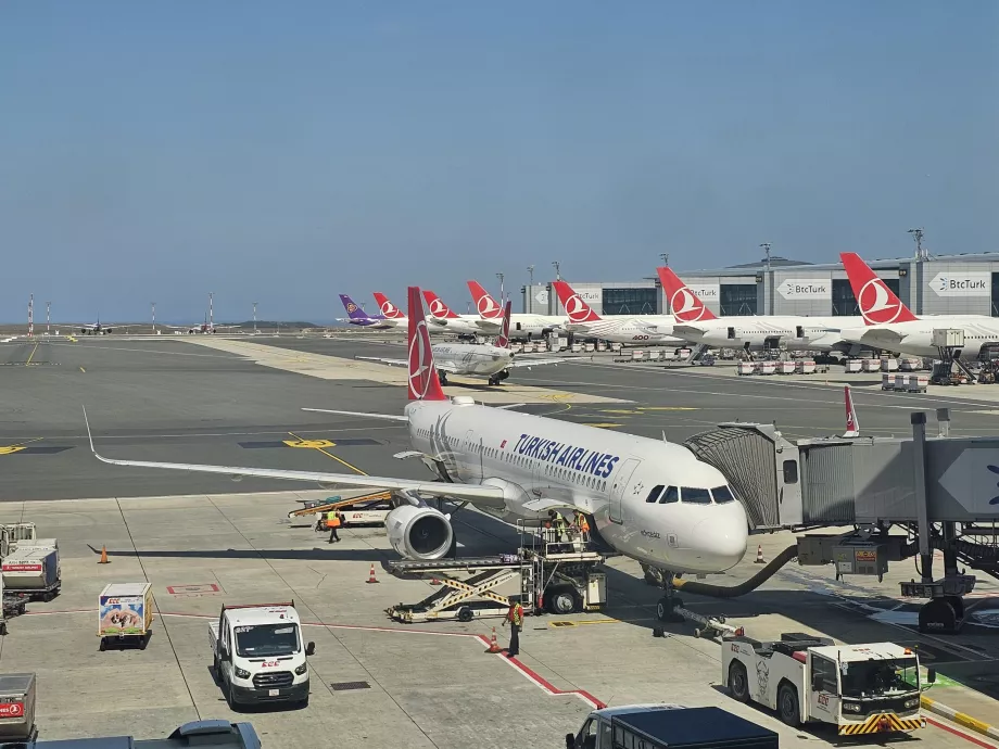 Αεροσκάφος της Turkish Airlines στο αεροδρόμιο της Κωνσταντινούπολης