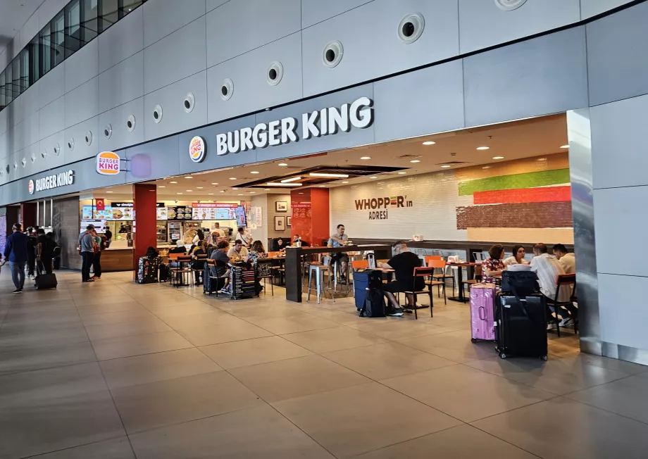 Buger King στην αίθουσα αφίξεων, δημόσιος χώρος