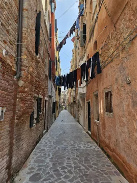 Κρεμαστά ρούχα στους δρόμους της Βενετίας