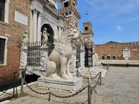Άγαλμα λιονταριού μπροστά από τα βενετσιάνικα ναυπηγεία