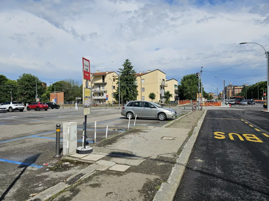 Στάση λεωφορείου 944, Ospedale Maggiore