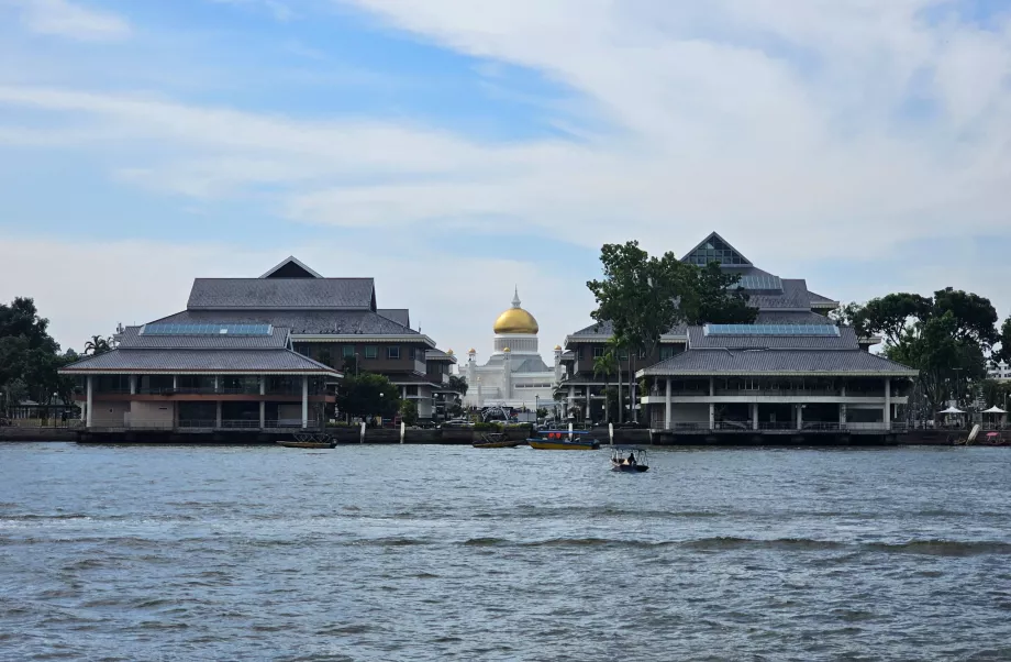 Θέα του τζαμιού Omar Ali Saifuddien από το Kampong Ayer