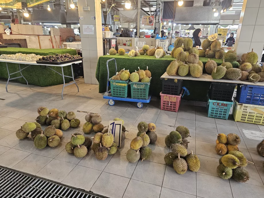 Durians στη νυχτερινή αγορά Gadong