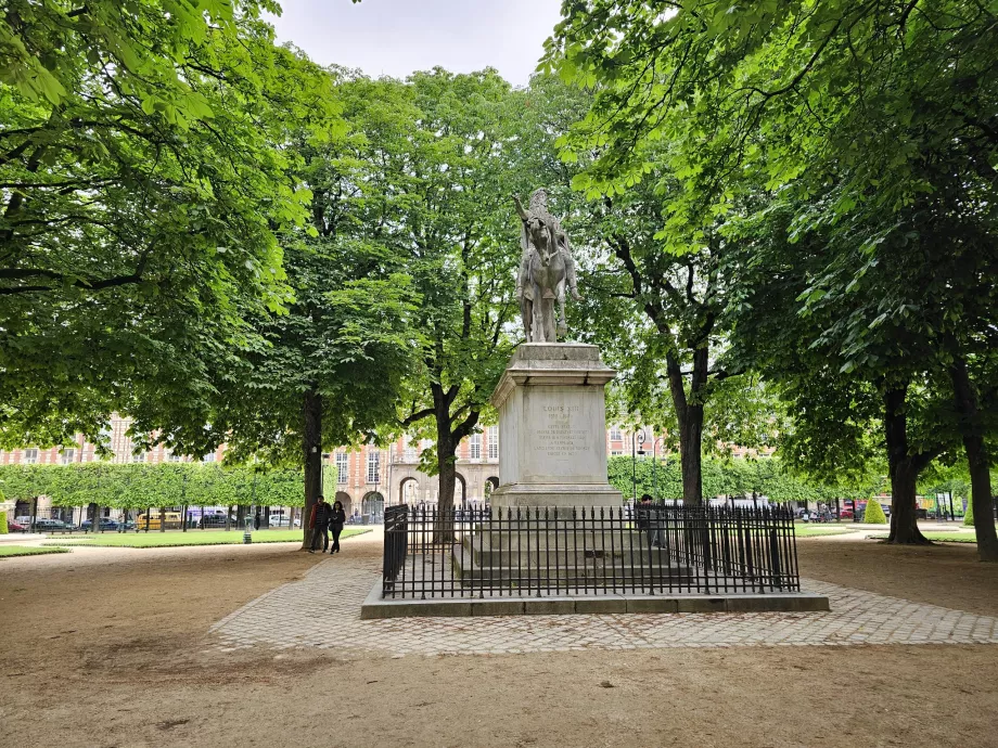 Άγαλμα ιππέα, Place des Vosges