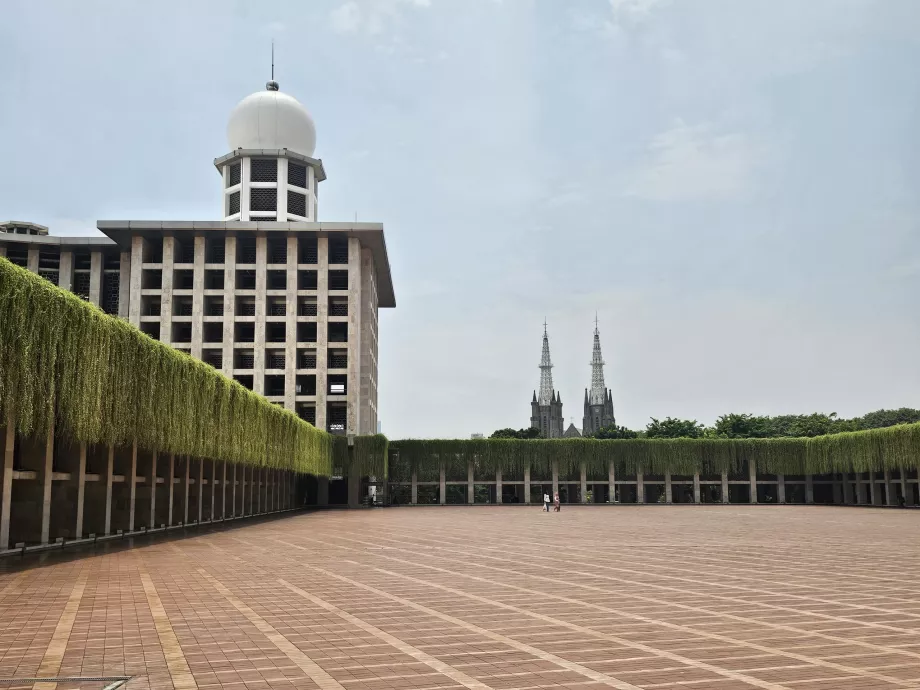 Τζαμί Istiqlal με τον καθεδρικό ναό στο φόντο