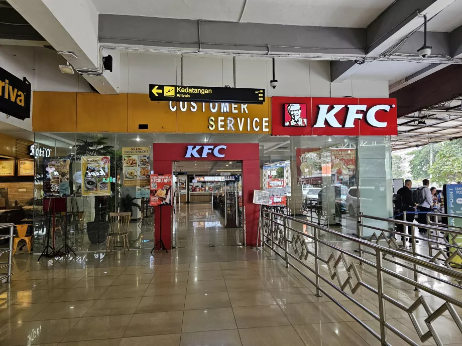 KFC μπροστά από την αίθουσα αφίξεων