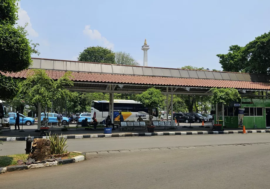 Στάση λεωφορείου DAMRI κοντά στο σταθμό Gambir