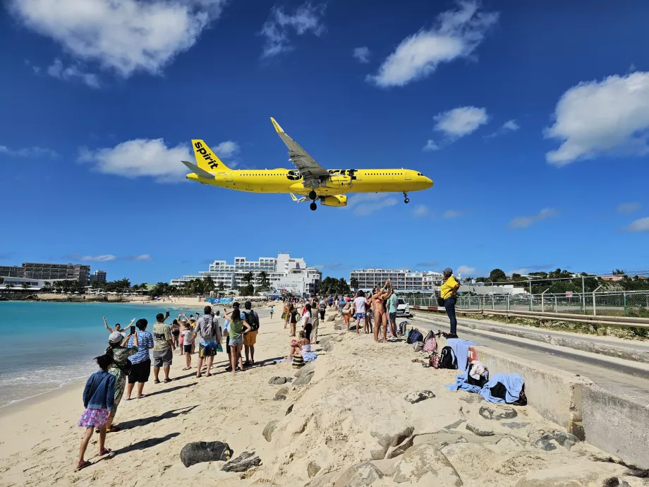 Άφιξη της Spirit Airlines πάνω από την παραλία Maho Beach