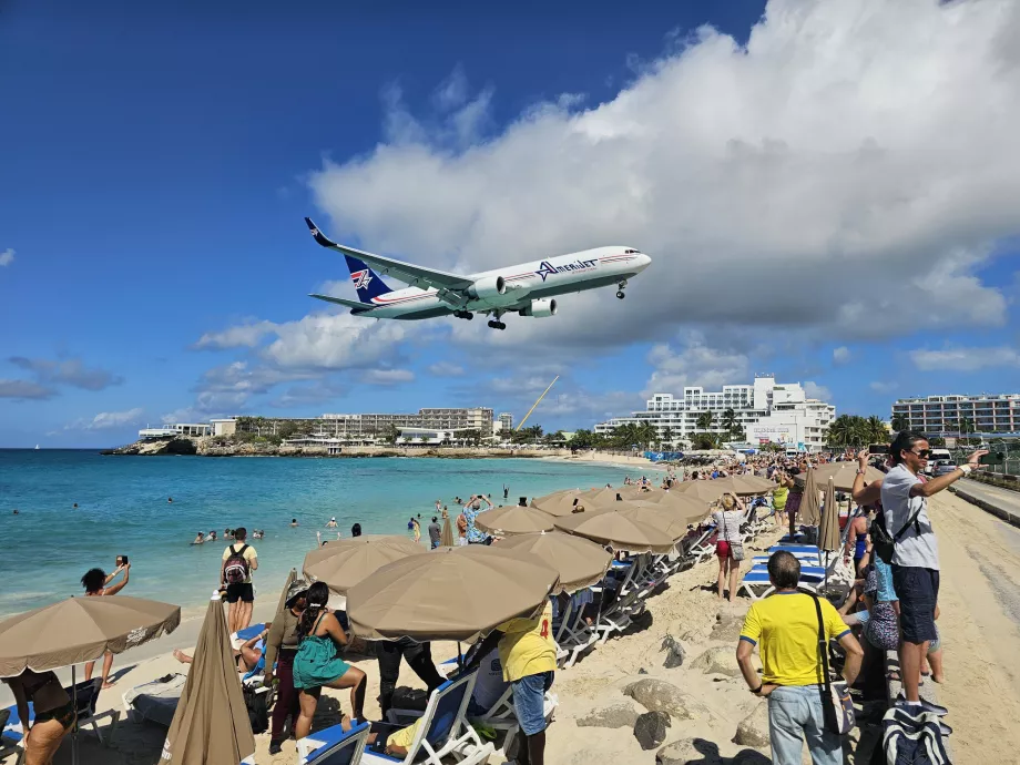 Ομπρέλες με ξαπλώστρες στην παραλία Maho Beach