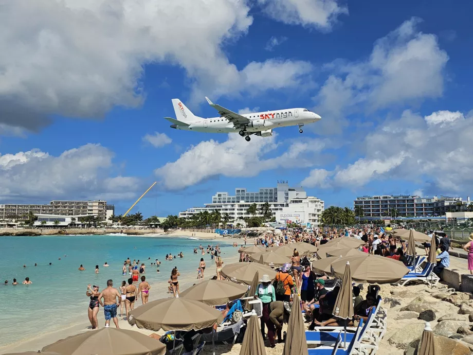 Sky High Dominicana στην παραλία Maho Beach