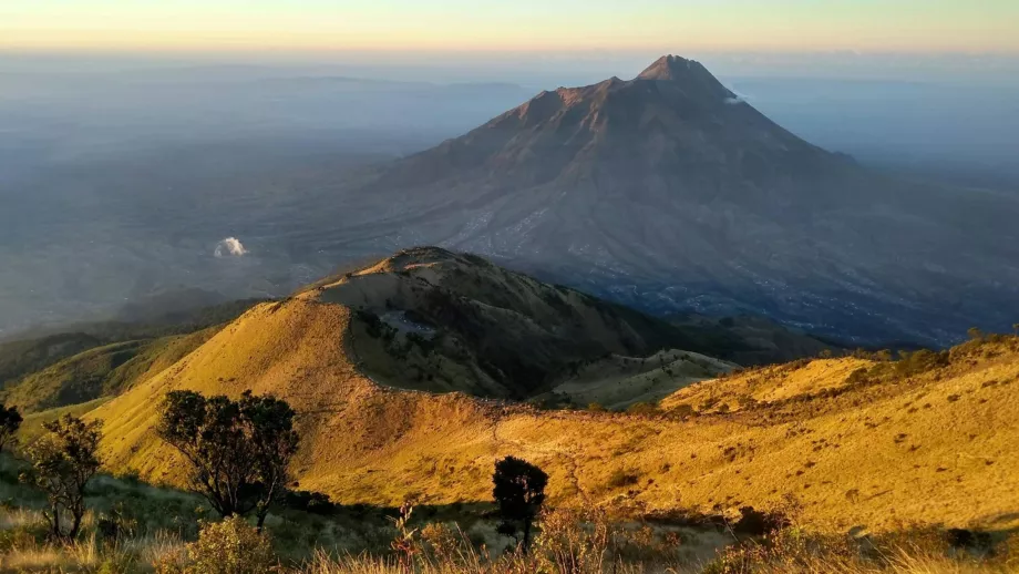 Θέα από την κορυφή του όρους Merbabu προς το ηφαίστειο Merapi