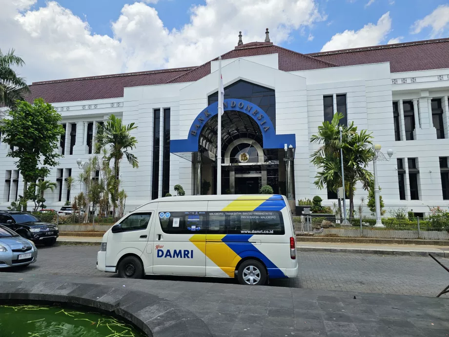 Στάση λεωφορείου DAMRI μπροστά από την Bank Indonesia