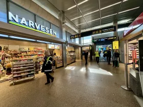 Εφημεριδοπωλείο και φαρμακείο Narvesen πριν από τον έλεγχο του αεροδρομίου