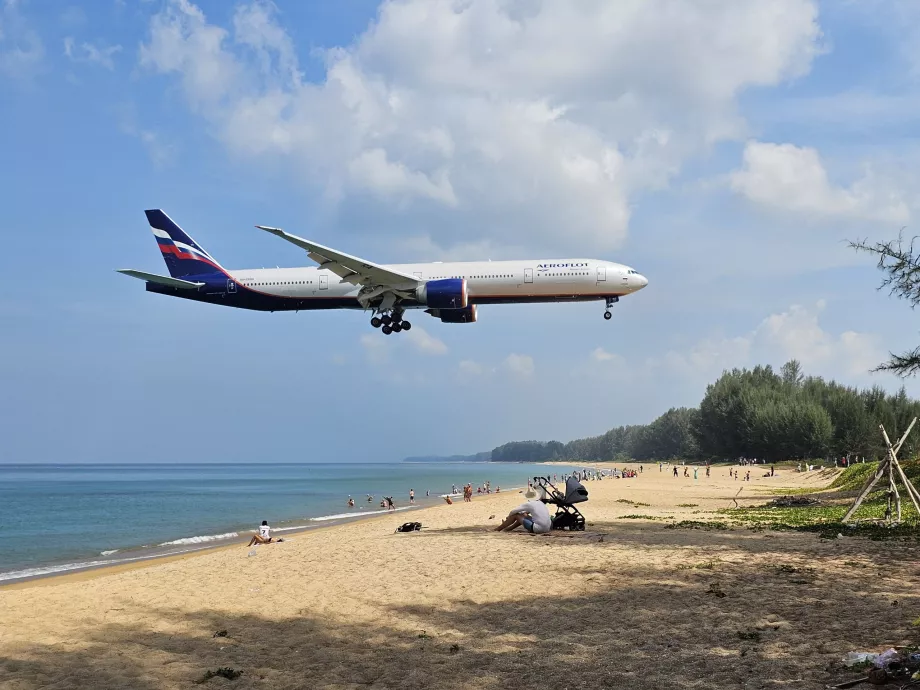 Η Aeroflot πάνω από το Mai Khao