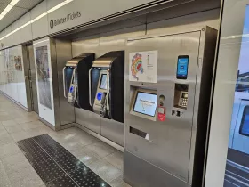 Μηχανήματα εισιτηρίων - στα δεξιά κλασικά εισιτήρια, 2 μηχανήματα στα αριστερά για Rejsekort