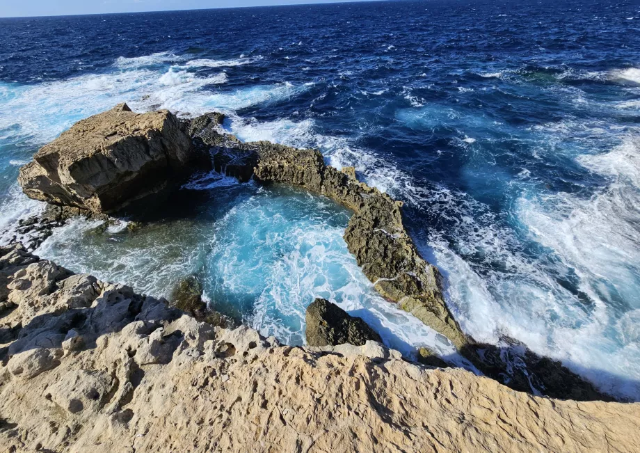 Blue Hole σε ταραγμένη θάλασσα