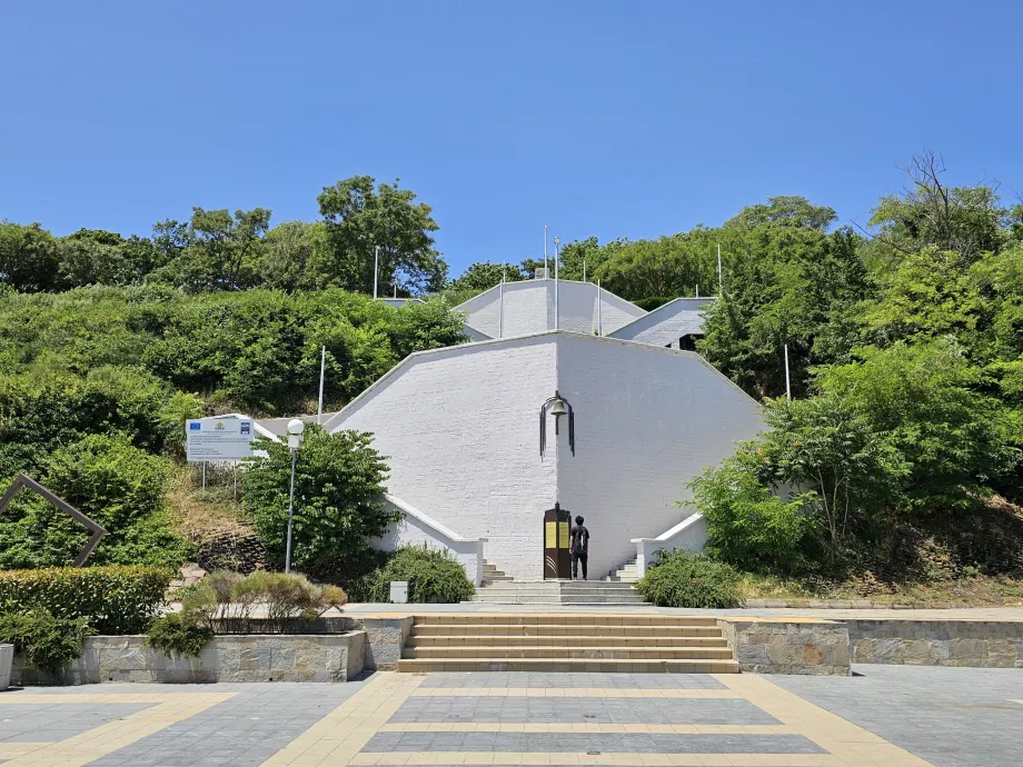 Σκάλα προς το μνημείο των ναυτικών