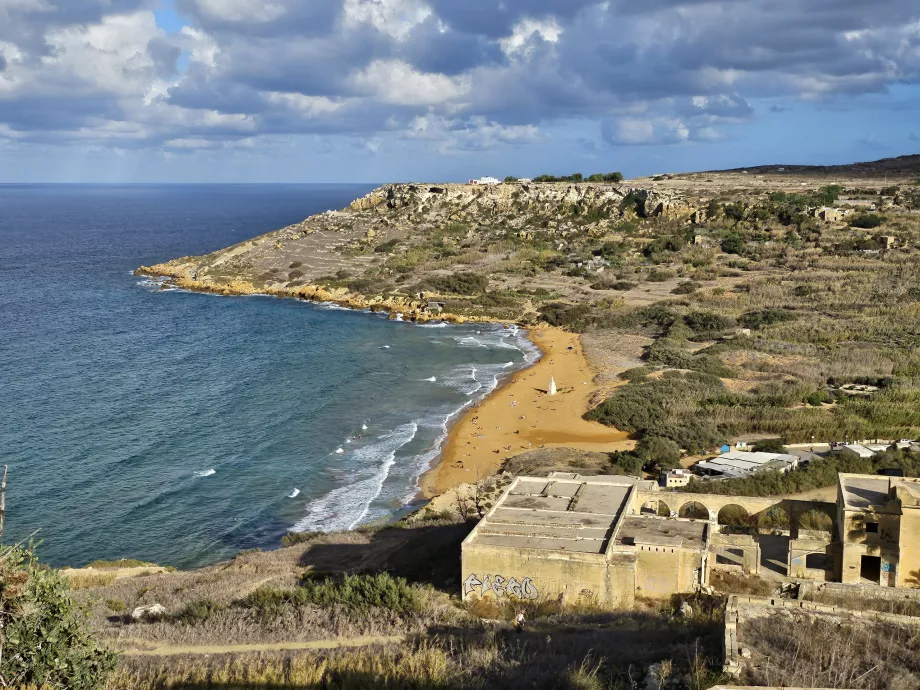 Θέα του κόλπου της Ράμλας από τη σπηλιά Καλυψώ