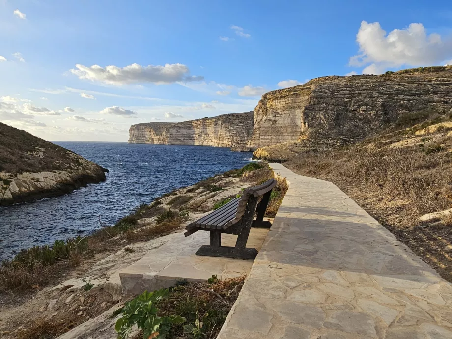 Πεζοδρόμια γύρω από το Xlendi