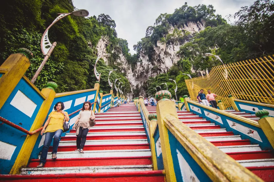 275 βήματα προς τις σπηλιές Batu Caves