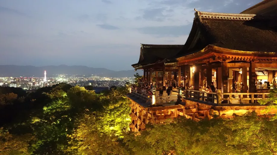 Kiyomizu-dera τη νύχτα